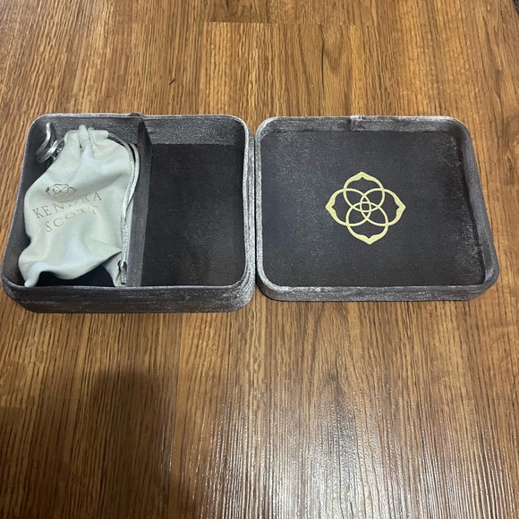 Brand New Kendra Scott Box - Picture 3 of 3
